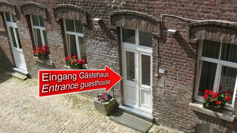 Hier im ruhigen Innenhof finden die Pensionsgäste den Eingang zu Ihrer Wohnung auf Zeit...