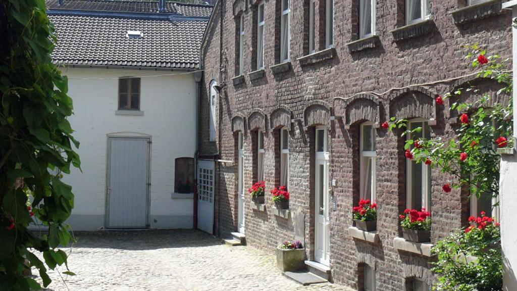 Der Innenhof des komplett sanierten Altbaus aus der Gründerzeit...