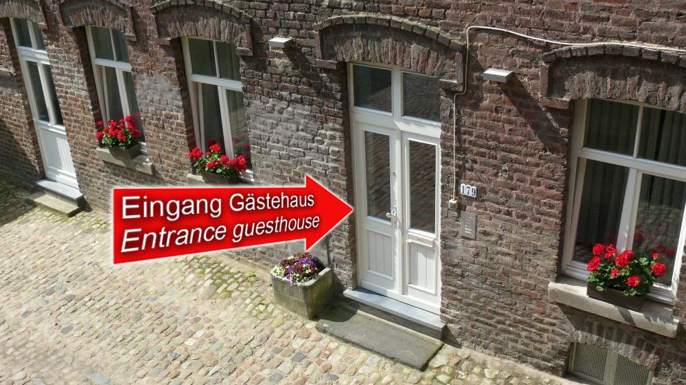 Hier im ruhigen Innenhof finden die Pensionsgäste den Eingang zu Ihrer Wohnung auf Zeit...