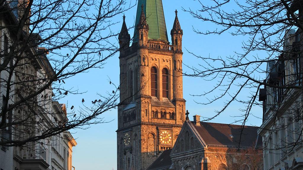 Die Stadtkirche St. Jakob in Aachen, nahe dem Stadtzentrum, ist die erste Station auf dem Jakobsweg vom Aachener Dom nach Santiago de Compostela...