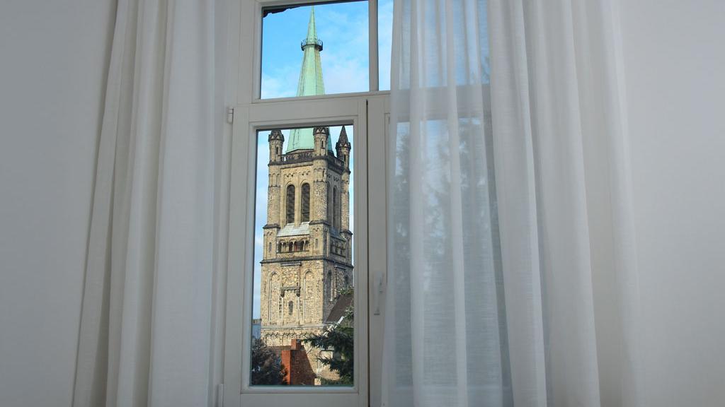 Ein Ausblick aus dem Schlafzimmerfenster des Apartment 5 auf St. Jakob...