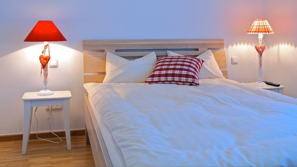 Im Schlafzimmer lässt es sich angenehm entspannen, ruhig schlafen und gut träumen...