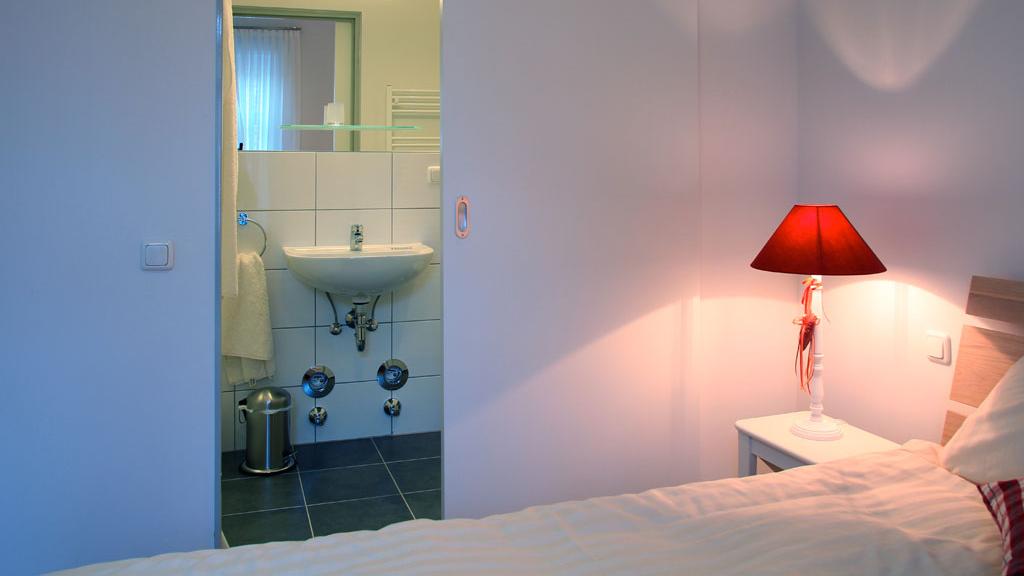 Einblick vom Schlafzimmer ins Bad...
