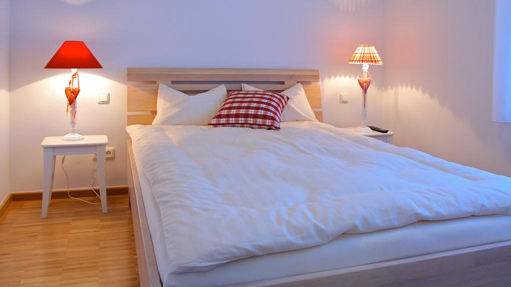 Im Schlafzimmer lässt es sich angenehm entspannen, ruhig schlafen und gut träumen...