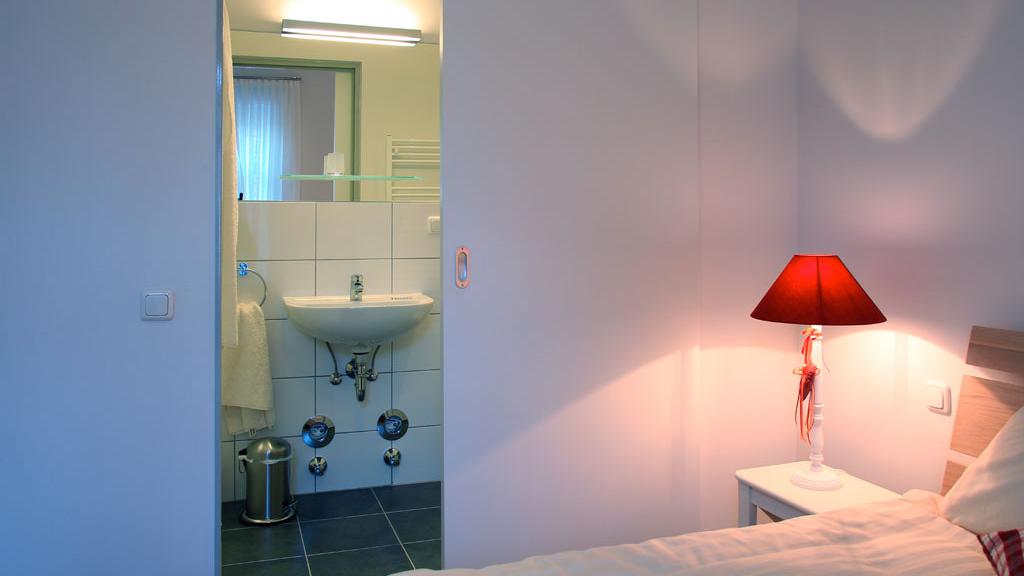 Einblick vom Schlafzimmer ins Bad...